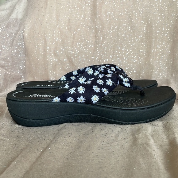 Brand New Clark’s Cloudsteppers Washable Cushioned Black White Daisy Sandals - Picture 10 of 16